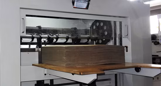 Automatic Wide Format Flatbed Cardboard Paper Usage Die Press Cutting Cutter Box Carton Die-Cutting Machine with Kiss Creasing Stripping